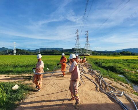 Chỉ với 20 người, Việt Nam quyết giữ bằng được cột thép nặng 426 tấn, cao ngang tòa nhà 40 tầng, cắm thẳng vào lòng đất để làm gì?