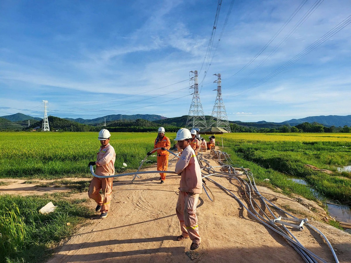 Chỉ với 20 người, Việt Nam quyết giữ bằng được cột thép nặng 426 tấn, cao ngang tòa nhà 40 tầng, cắm thẳng vào lòng đất để làm gì?