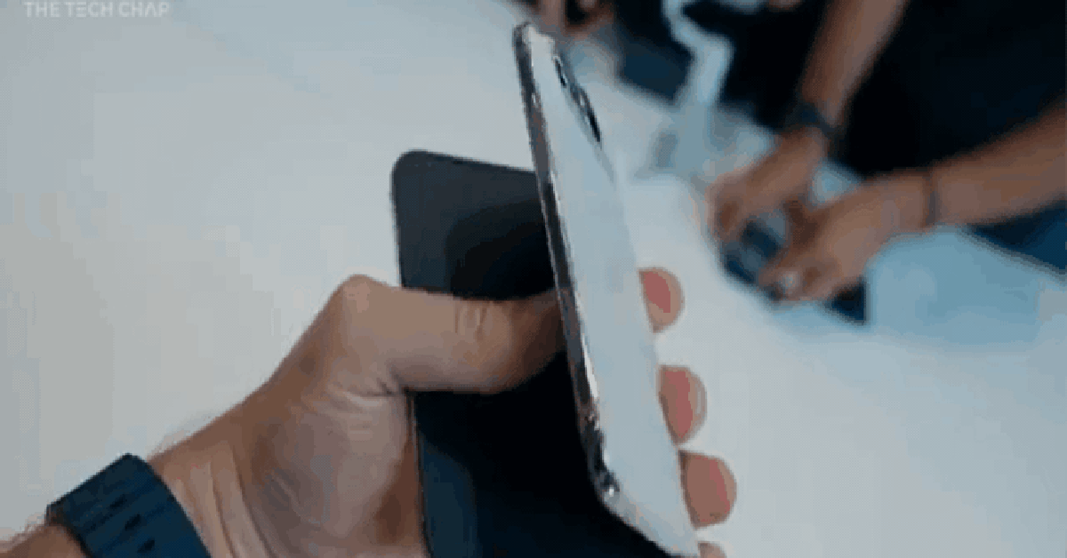 Ngắm cận cảnh iPhone Duo giá trăm triệu, gập mở êm ái, mỏng dính sang xịn