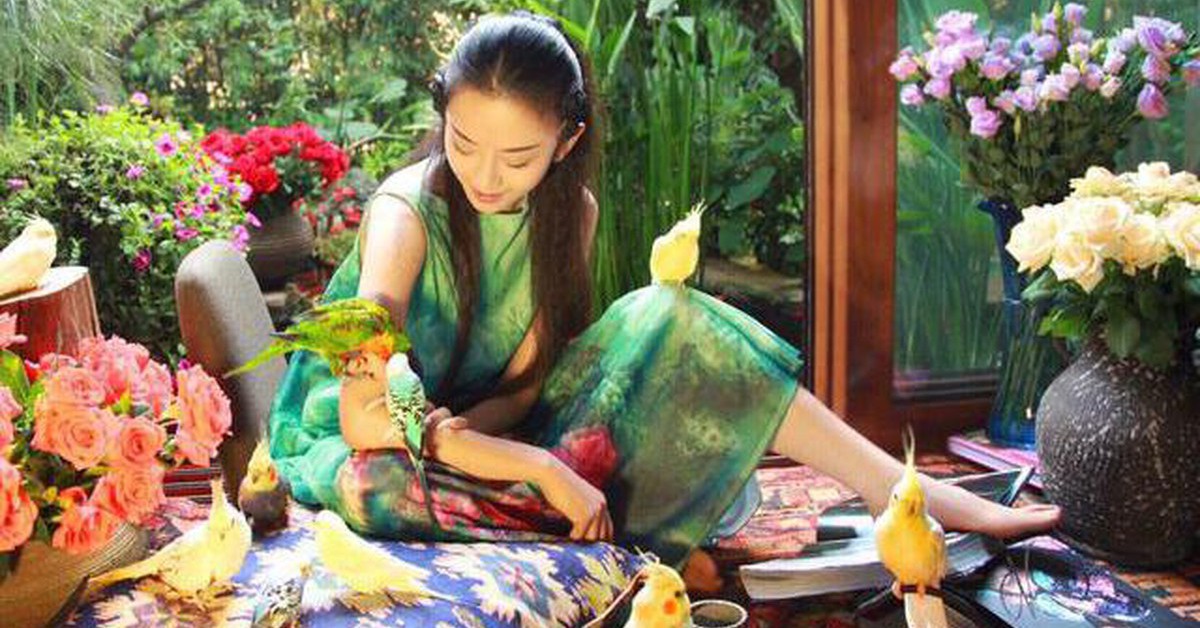 Ngoài 60 tuổi, nữ nghệ sĩ chọn sống trong căn nhà bên hồ: Cửa kính chạm sàn, sân đầy hoa, bước ra ngoài đã thấy núi và nước