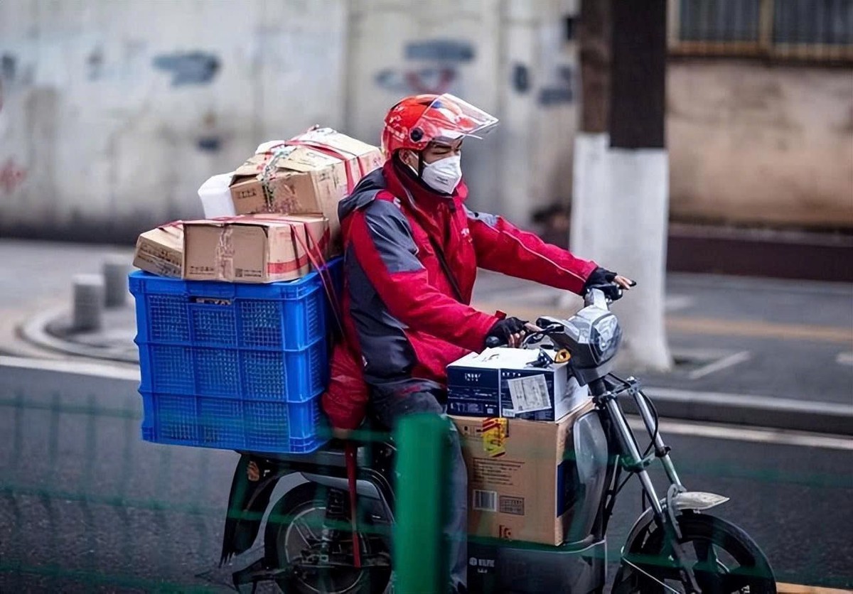 Đơn hàng 135.000 đồng nhưng khách chuyển khoản 135 triệu và ghi rõ là cảm ơn, ngay sau đó công an yêu cầu shipper lên làm việc