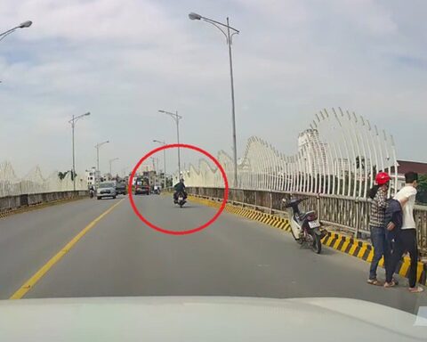 Camera ghi cảnh thiếu tá quân đội lao xuống sông cứu người rồi mất tích