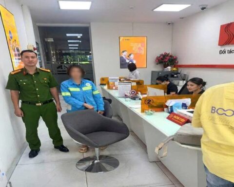 Đã thành công chuyển đi 60 triệu đồng, đang tất toán 3 sổ tiết kiệm thì làm lộ điểm bất thường: Công an vào cuộc làm việc với ngân hàng và người phụ nữ ở Hà Nội