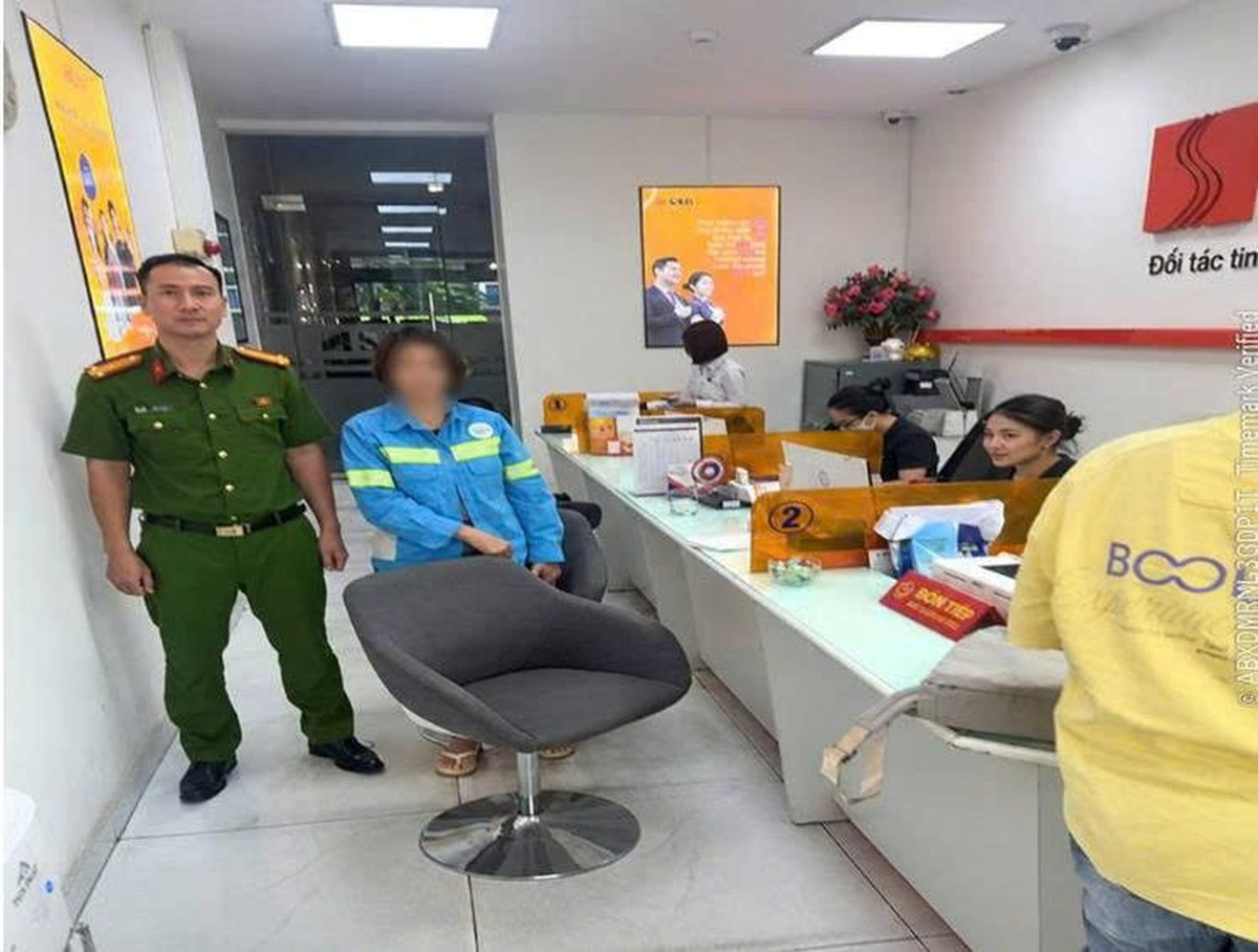 Đã thành công chuyển đi 60 triệu đồng, đang tất toán 3 sổ tiết kiệm thì làm lộ điểm bất thường: Công an vào cuộc làm việc với ngân hàng và người phụ nữ ở Hà Nội