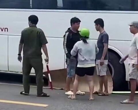Xe khách chạy lùi cán tử vong nam sinh lớp 6 đang đạp xe đến trường: Camera ghi lại khoảnh khắc đau lòng