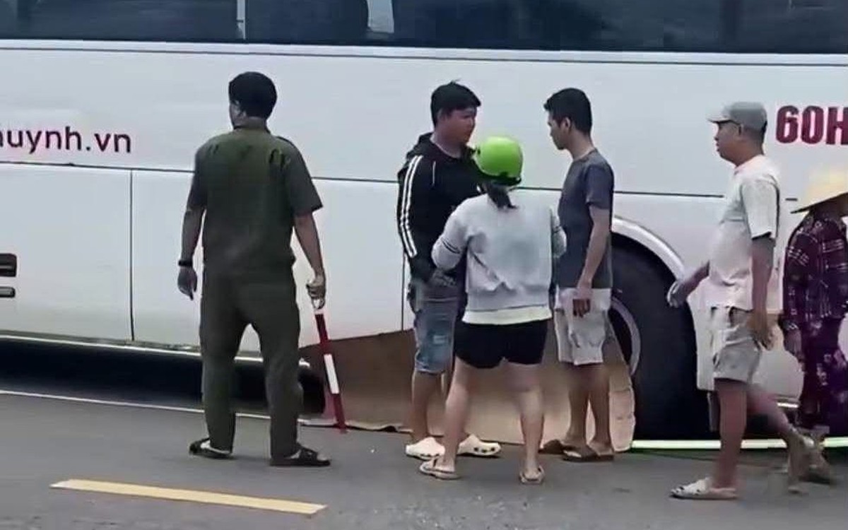 Xe khách chạy lùi cán tử vong nam sinh lớp 6 đang đạp xe đến trường: Camera ghi lại khoảnh khắc đau lòng