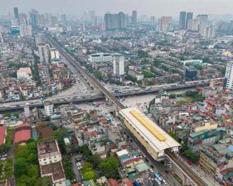 Hà Nội sở hữu siêu nút giao 4 tầng đầu tiên thiết kế hiện đại, kết hợp đường sắt đô thị, vành đai trên cao xung quanh có hàng loạt khu đô thị và trường học