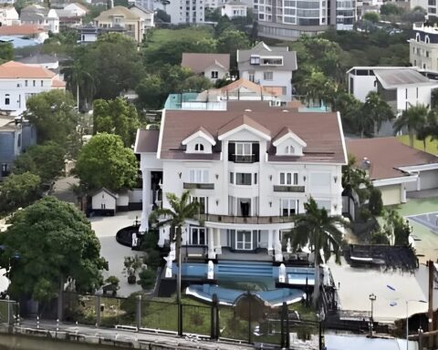 Ngắm dinh thự 2.500 m2 ven sông Sài Gòn của đại gia 8 con: Từng diễn ra đám cưới thế kỷ, lên cả truyền hình Hàn Quốc trong phóng sự về giới siêu giàu