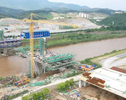 Cầu vượt sông Hồng nối Việt Nam – Trung Quốc tại Lào Cai dần hình thành