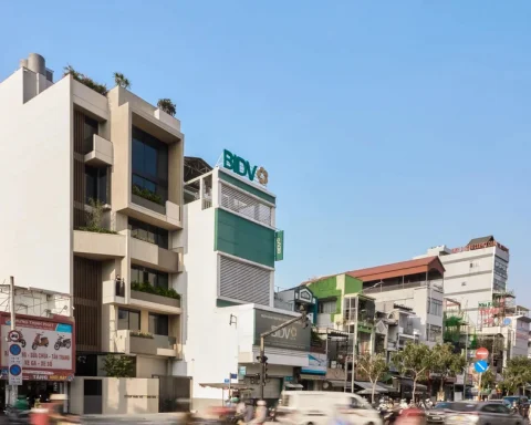 Nhà phố 7 tầng ngập tràn ánh sáng và cây xanh