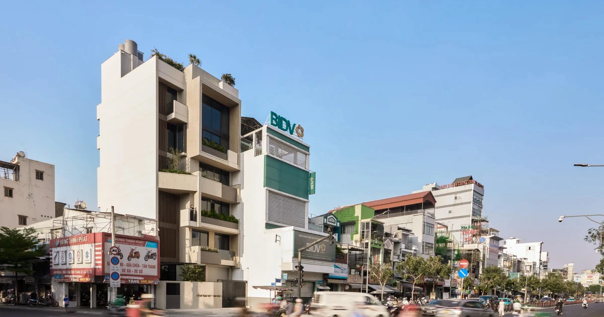 Nhà phố 7 tầng ngập tràn ánh sáng và cây xanh