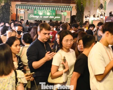 Cảnh tượng chưa từng có trước ngày kem Tràng Tiền đóng cửa