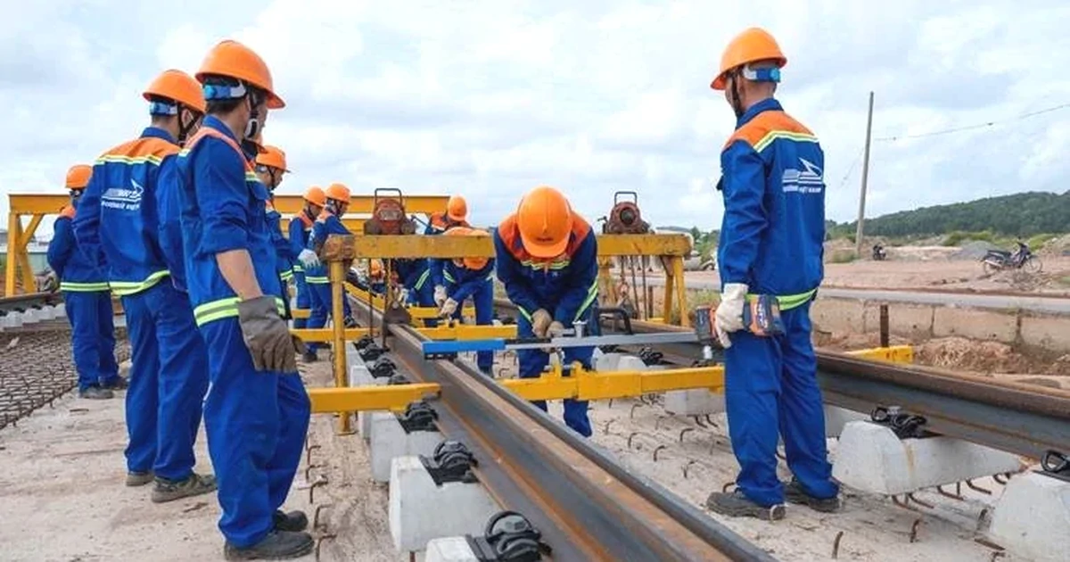 Tăng tốc lắp ray tàu điện đầu tiên ở Phú Quốc