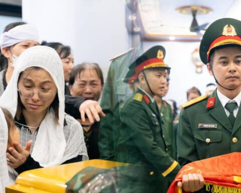 Chiều mưa tiễn đưa Trung tá Trần Văn Tùng về nơi an nghỉ, con gái nhỏ nép bên mẹ: “Mẹ đừng khóc mà…”