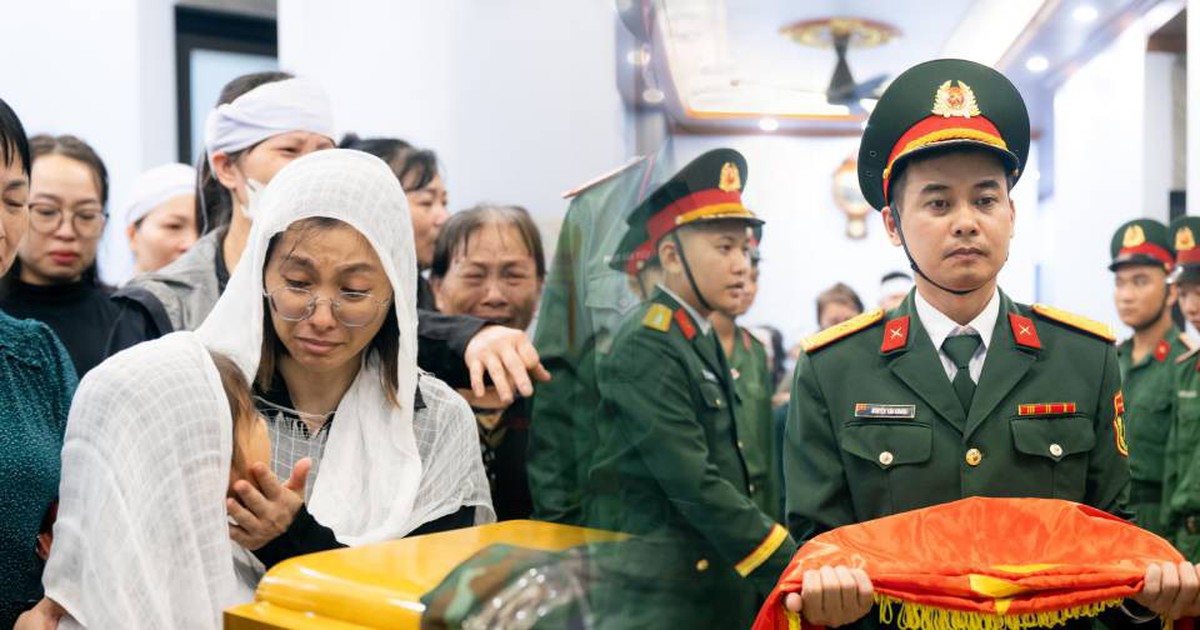 Chiều mưa tiễn đưa Trung tá Trần Văn Tùng về nơi an nghỉ, con gái nhỏ nép bên mẹ: “Mẹ đừng khóc mà…”