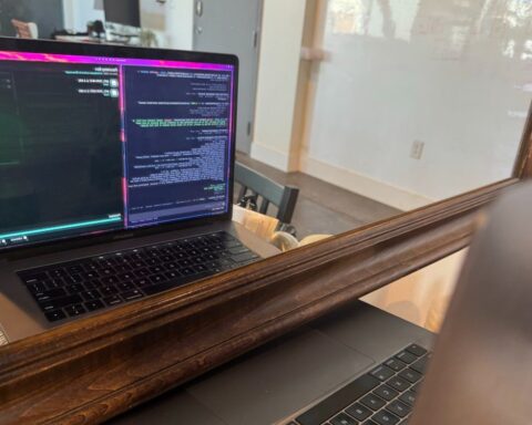 Chiếc MacBook cũ tự soi gương, dùng AI để sửa driver đồ họa cho chính mình
