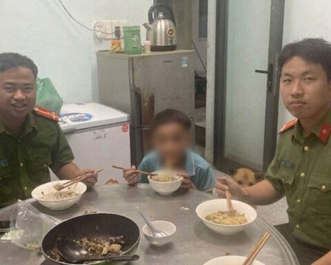 Cậu bé đi bộ gần 100km để tìm gặp mẹ: Gia cảnh đặc biệt khó khăn, bỏ học từ lớp 2, hay đi lang thang