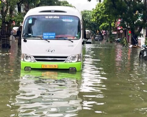 Hà Nội mưa tầm tã suốt đêm, những điểm nào đang ngập?