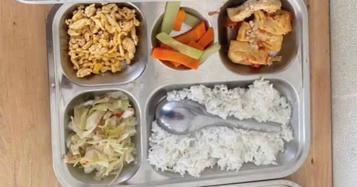 Hà Nội: Thêm một trường học tạm dừng bữa ăn bán trú để đổi đơn vị cung cấp