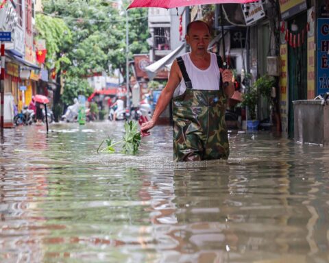 Mưa suốt đêm, nhiều tuyến phố Hà Nội ngập úng, giao thông ùn tắc