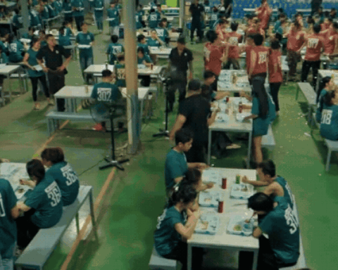 Việt Nam mới có một phim sinh tồn quá khủng: 700 con người bị nhốt 1 chỗ, Squid Game thứ 2 là cái chắc