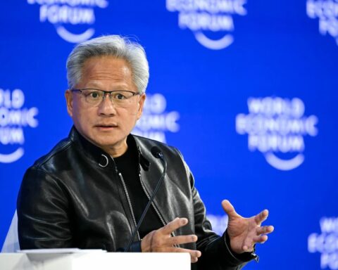 “Chúng tôi sẽ không để AI chậm lại”: Jensen Huang bật loa ngoài cho Trump nghe giữa sự kiện