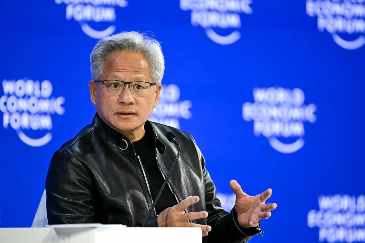“Chúng tôi sẽ không để AI chậm lại”: Jensen Huang bật loa ngoài cho Trump nghe giữa sự kiện