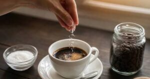 Vì sao nhiều người pha cà phê thường cho thêm 1-2 hạt muối?