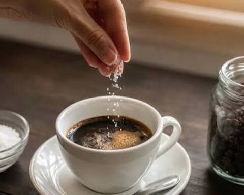 Vì sao nhiều người pha cà phê thường cho thêm 1-2 hạt muối?