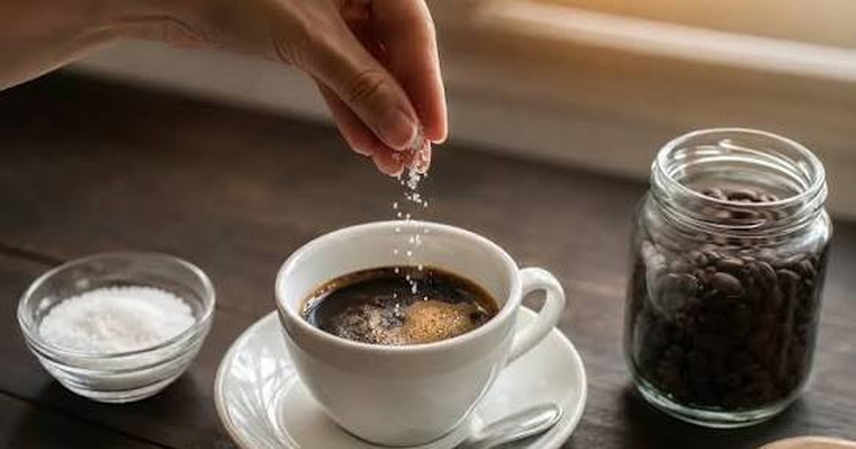 Vì sao nhiều người pha cà phê thường cho thêm 1-2 hạt muối?