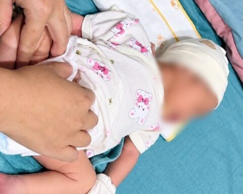 Bé gái sơ sinh bị bỏ trước cửa nhà dân kèm mảnh giấy nhắn “mẹ là sinh viên lầm lỡ”