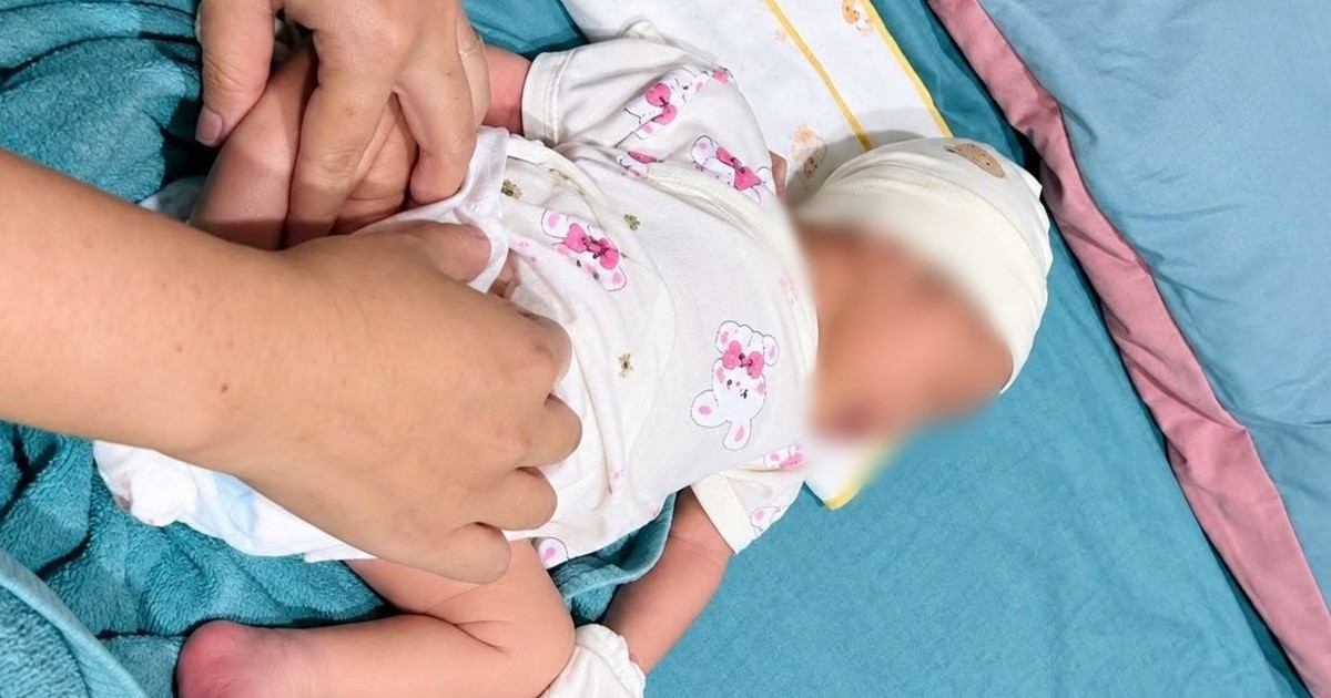 Bé gái sơ sinh bị bỏ trước cửa nhà dân kèm mảnh giấy nhắn “mẹ là sinh viên lầm lỡ”