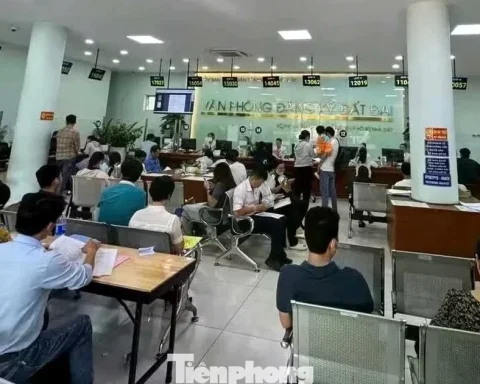 TPHCM: Chỉ đạo ‘nóng’ về hỗ trợ người dân nộp hồ sơ nhà đất
