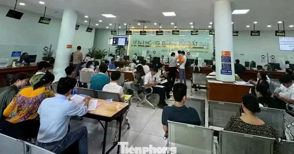 TPHCM: Chỉ đạo ‘nóng’ về hỗ trợ người dân nộp hồ sơ nhà đất