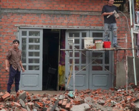 Người dân tháo dỡ nhà, giao mặt bằng làm cầu đường 6.300 tỷ ở TP.HCM