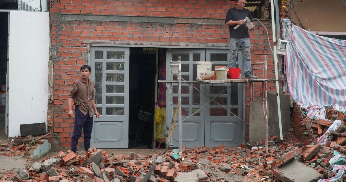 Người dân tháo dỡ nhà, giao mặt bằng làm cầu đường 6.300 tỷ ở TP.HCM