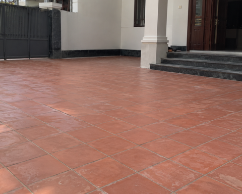 Vì sao ngày càng nhiều gia đình không còn dùng gạch đỏ lát toàn bộ sân? 2 vật liệu mới đang dần thay đổi diện mạo sân nhà