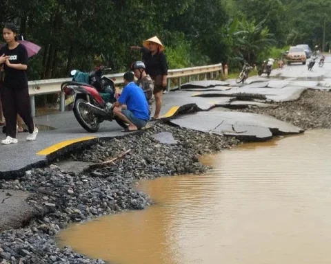 Mặt đường quốc lộ vỡ nát như bánh đa sau lũ