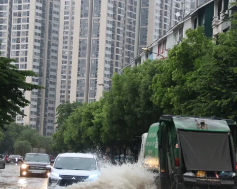 Hà Nội: Mưa lớn dồn dập, nhiều tuyến phố ngập sâu