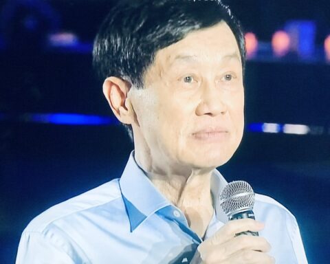 Xách túi đen, bảng không số, ông Johnathan Hạnh Nguyễn ủng hộ 10 tỷ đồng cho nhiều trẻ em Việt Nam