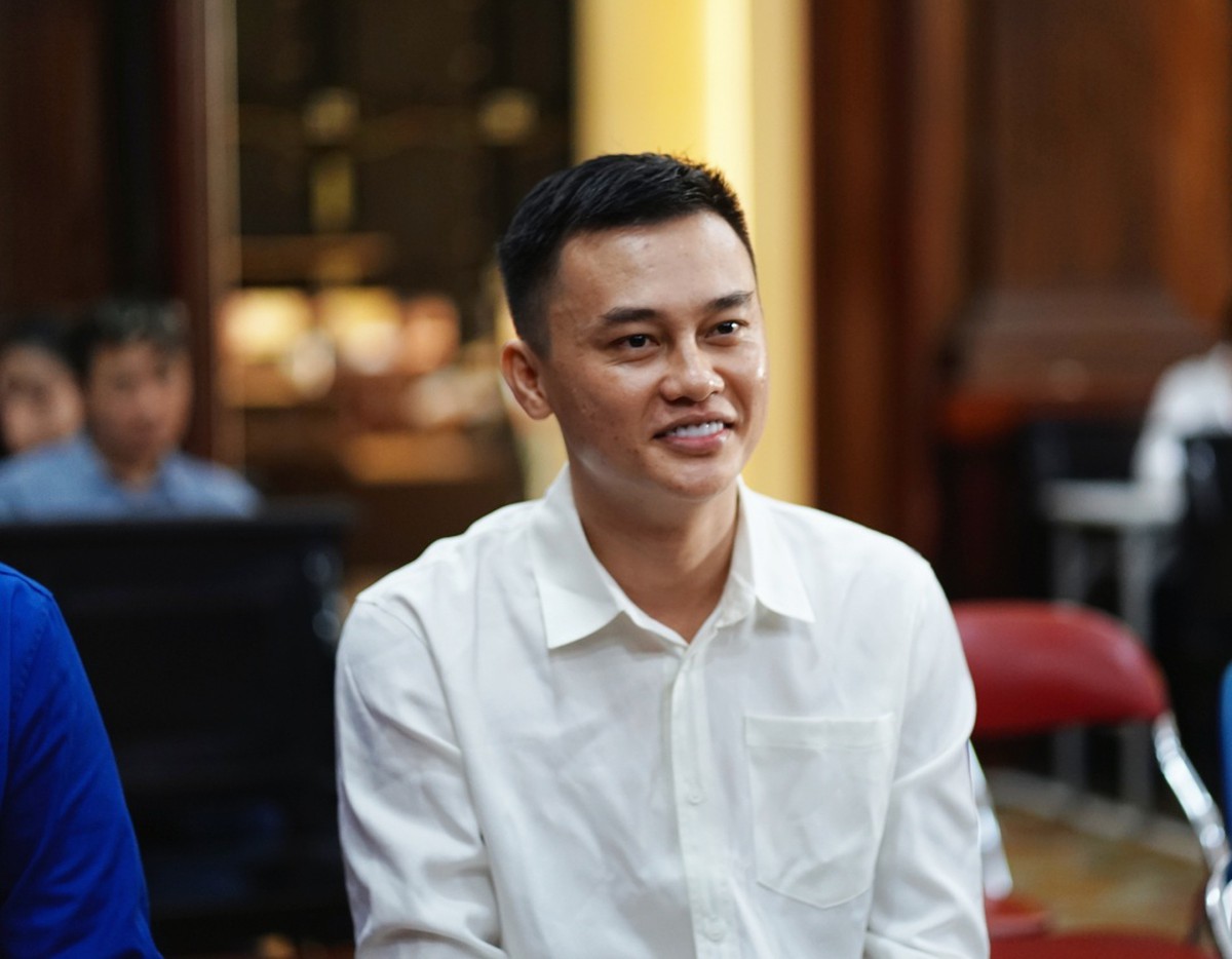 “Trùm siêu xe” Phan Công Khanh cùng đồng phạm hầu tòa sáng nay: Những hình ảnh đầu tiên trong phiên xử