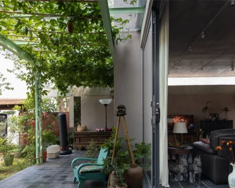 Ngôi nhà ‘quay lưng’ với phố, mở ra khu vườn bên sông