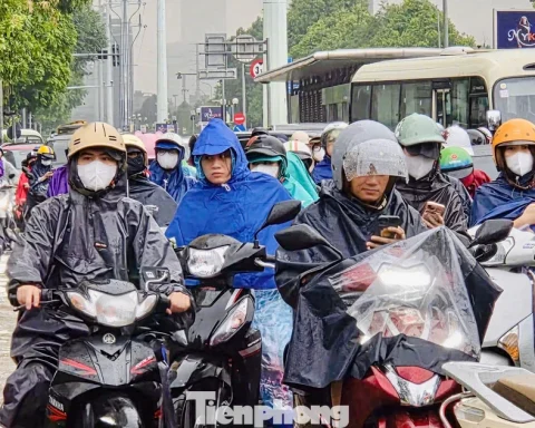 Giao thông hỗn loạn vì mưa lớn, gần trưa người dân vẫn ‘chôn chân’ giữa biển xe trên đường