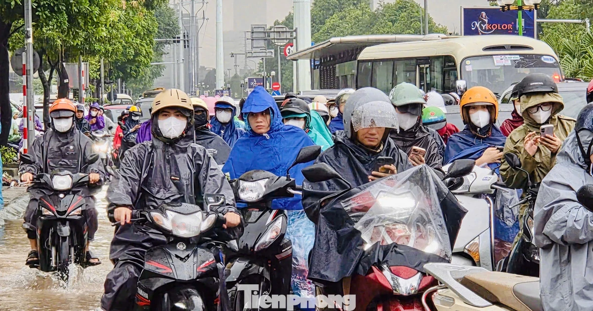 Giao thông hỗn loạn vì mưa lớn, gần trưa người dân vẫn ‘chôn chân’ giữa biển xe trên đường