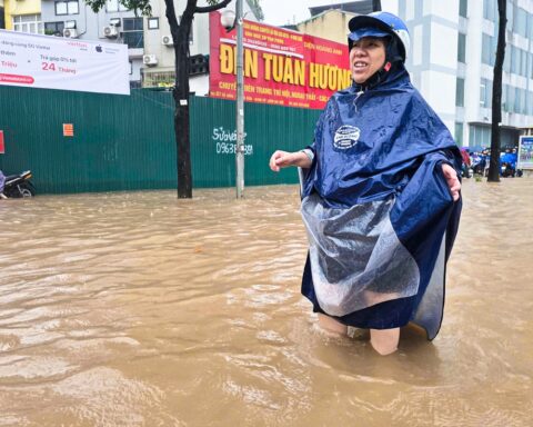Đường Hà Nội biến thành sông sau cơn mưa lớn, người dân phải lội bộ đi làm