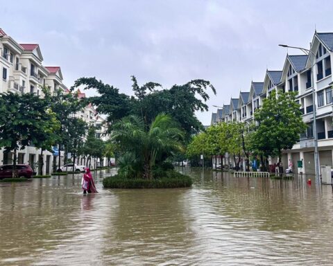 Thay bạn đi xem nhà ngày mưa: Hinode Royal Park ngập sâu, An Khánh bị chia cắt, loạt tuyến đường chìm trong biển nước