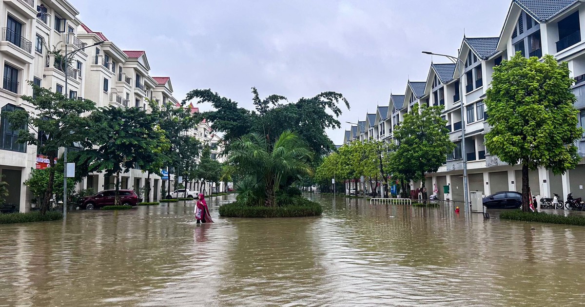 Thay bạn đi xem nhà ngày mưa: Hinode Royal Park ngập sâu, An Khánh bị chia cắt, loạt tuyến đường chìm trong biển nước