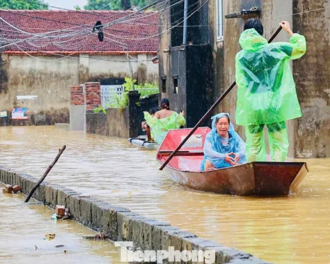 Nước dâng ngang người, người dân vùng ven Hà Nội dùng thuyền đi lại
