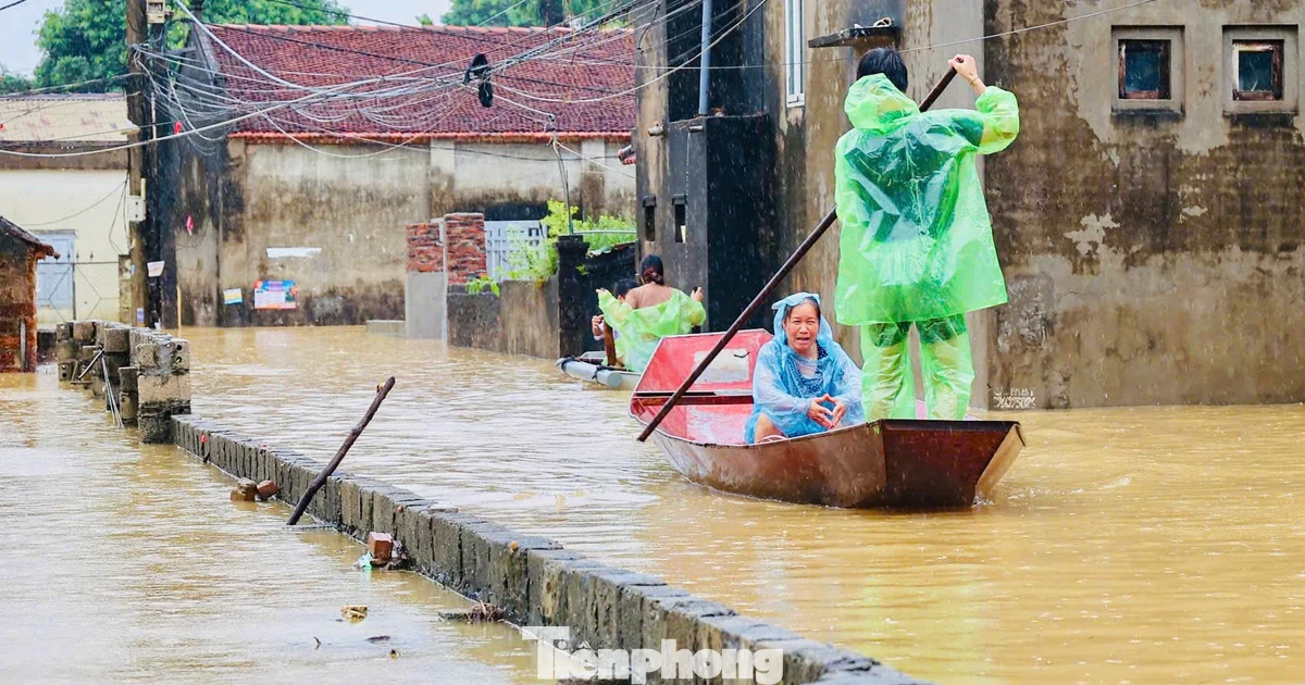 Nước dâng ngang người, người dân vùng ven Hà Nội dùng thuyền đi lại