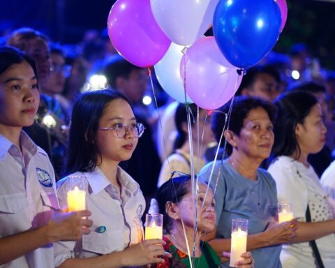 Những giọt nước mắt trong đêm thắp nến tưởng niệm nạn nhân Covid-19 tại Công viên Lý Thái Tổ